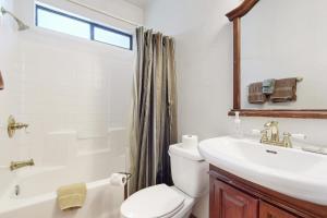 Koupelna v ubytování Vintage Chalet + 15 fotografií