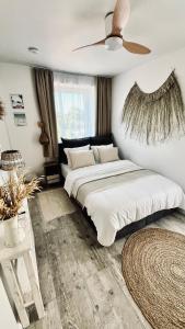 a bedroom with a bed and a ceiling fan at Morze To Tu in Mielno