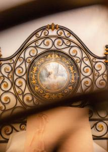 zegar wisi na ścianie w obiekcie Casa Raffaella 1 Tuscan charm in medieval Suvereto w mieście Suvereto