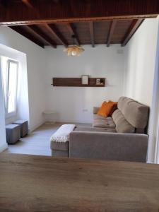 un soggiorno con un divano e un tavolo di Casa de Tanajildo a Lira Altre 10 foto