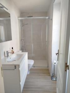 un bagno con doccia, lavandino e WC di Casa de Tanajildo a Lira