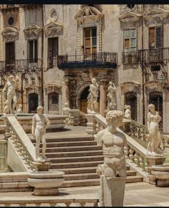 een groep standbeelden voor een gebouw bij Casa Marì Holiday House in Palermo