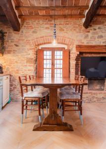 Televízia a/alebo spoločenská miestnosť v ubytovaní Casa Raffaella 2 Tuscan charm in medieval Suvereto