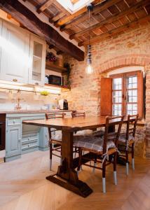 Kuchyňa alebo kuchynka v ubytovaní Casa Raffaella 2 Tuscan charm in medieval Suvereto