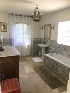 Koupelna v ubytování Chambre suite privée à 10km de Chambord et Cheverny