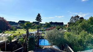 an overhead view of a resort with a pool and trees at Traveller Awards 2025-26 -- Nordeifel FW 75 m2 mit 50 m2 Terasse- Thermen-Badewelt, Phanasialand, Köln, Bonn, Eifelwanderung oder nur mal so zum entspannen in Euskirchen
