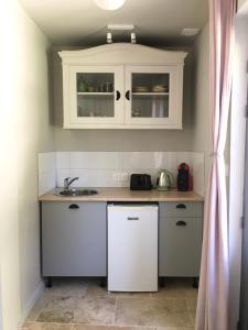 Kuchyň nebo kuchyňský kout v ubytování Chambre suite privée à 10km de Chambord et Cheverny