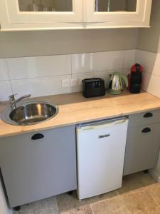 Kuchyň nebo kuchyňský kout v ubytování Chambre suite privée à 10km de Chambord et Cheverny