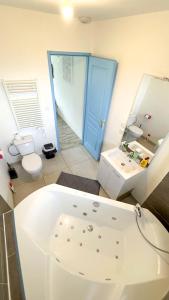 a bathroom with a tub and a toilet and a sink at Business Room 10 minutes de Paris et Orly aéroport in Antony