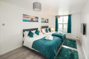 水晶宫Stylish Apartment with WIFI and easy access to Central London的卧室内的两张床,配有绿色枕头