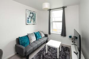 Stylish Apartment with WIFI and easy access to Central London的休息区