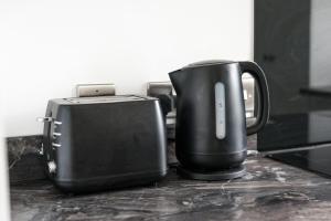Stylish Apartment with WIFI and easy access to Central London的咖啡和沏茶工具