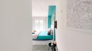 a bedroom with a bed and a window at Business Room 10 minutes de Paris et Orly aéroport in Antony