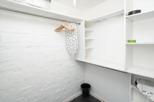 水晶宫Stylish Apartment with WIFI and easy access to Central London的配有白色墙壁和架子的步入式衣柜