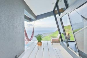 una casa con vista sull'oceano di Villa Leonor Cliffside Retreat a Calheta