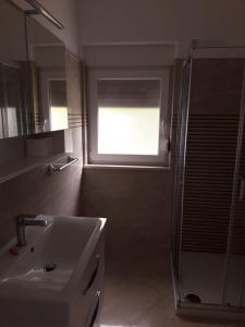 奈维斯Comfortable apartment with the view的带水槽和淋浴的浴室，配有窗户