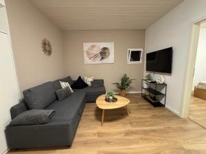a living room with a couch and a table at 90qm - 5 Zimmer - Parkplatz - Autobahn - blauen See in Garbsen