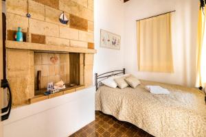 una camera da letto con un letto e un muro di mattoni di Mary's house Lindos a Líndos