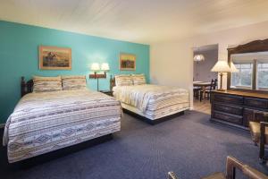 Rúm í herbergi á Apache Motel