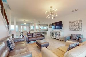 un ampio soggiorno con divani e TV di Ocean view 'Atlantic dream' w/pool & spa, wraparound balcony, steps to beach a Butler Beach