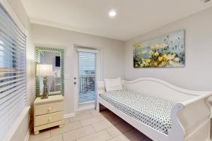 una camera da letto con un letto e una finestra di Ocean view 'Atlantic dream' w/pool & spa, wraparound balcony, steps to beach a Butler Beach Altre 31 foto