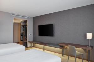AC Hotel by Marriott Saltillo的电视和/或娱乐中心