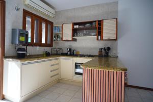 Köök või kööginurk majutusasutuses Nomad Mole - Praia Mole Beachfront Condo