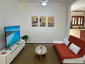 Televiisor ja/või meelelahutuskeskus majutusasutuses Nomad Mole - Praia Mole Beachfront Condo