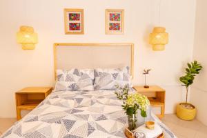 a bedroom with a bed with flowers and plants at Casa Cataleya Refugio Bohemio y Romántico en Oaxaca in Oaxaca City