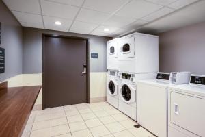 a laundry room with a washer and dryer at Holiday Inn Blytheville by IHG in Blytheville