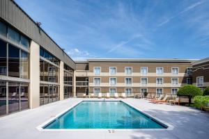 an empty pool in front of a building at Holiday Inn Blytheville by IHG in Blytheville