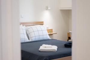 Postel nebo postele na pokoji v ubytování Center of Loutraki Ble Property5