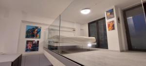 une chambre avec une pièce vitrée contenant un lit dans l'établissement ARThome Holiday Apartment, à Pescara 246 autres photos