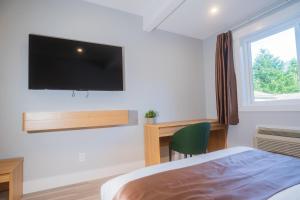 TV a/nebo společenská místnost v ubytování InnTowne Motel II