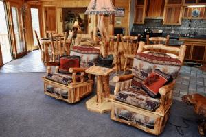 un gruppo di sedie e tavoli in una stanza di Timber Crest Retreat - Hot Tub - Satellite - Washer - Dryer - Fireplace - Grill - Firepit - Garage Access a Red River