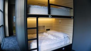 Giường trong phòng chung tại Nordic Hostel
