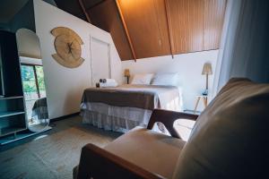 um quarto com duas camas e uma televisão num quarto em Cabana Mulungu - Viagem Inspirada em Fernando de Noronha