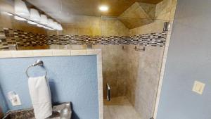 Ένα μπάνιο στο Trails End - Hot Tub - WiFi - Fireplace - Washer -Dryer - Fenced In Backyard