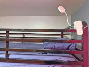 Postel nebo postele na pokoji v ubytování Sin City Hostel