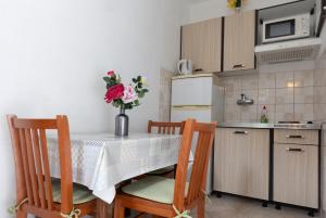 Kuchyňa alebo kuchynka v ubytovaní Apartments by the sea Zuronja, Peljesac - 10137 + 16 fotografií