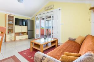 Køkken eller tekøkken på Apartments by the sea Slatine, Ciovo - 11126