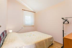 En eller flere senge i et værelse på Apartments by the sea Slatine, Ciovo - 11126