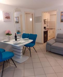 Küche/Küchenzeile in der Unterkunft Apartments by the sea Jelsa, Hvar - 4017