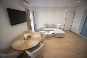 TV a/nebo společenská místnost v ubytování Center of Loutraki Ble Property5
