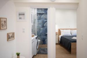 Postel nebo postele na pokoji v ubytování Center of Loutraki Ble Property5
