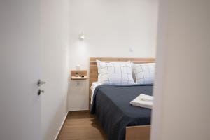 Postel nebo postele na pokoji v ubytování Center of Loutraki Ble Property5