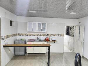 Kuchyň nebo kuchyňský kout v ubytování Hostal Los Ángeles 1