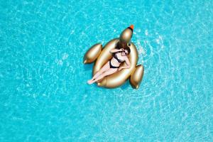 a plastic toy of a woman in a raft in a pool at AVE SUITES CAMPESTRES Jalpan de Serra in Cunas