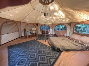 Φωτογραφία από το άλμπουμ του Luxury Canvas Yurt Nestled in a Private Forest σε Naples