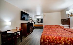 a hotel room with a bed and a table and a desk at Canaan Motel in Canaan